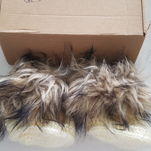 Faux fur crocheted baby booties in beige colour - Picture 4 of 5